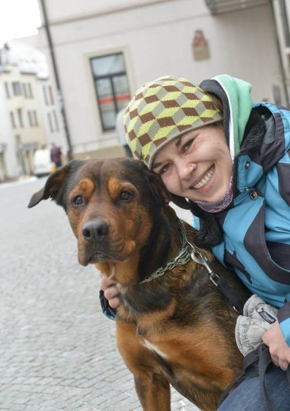 Studentin Maxie Hauf knuddelt mit ihrer Mischlingshündin Glöckchen, die sie zuverlässig begleitet.