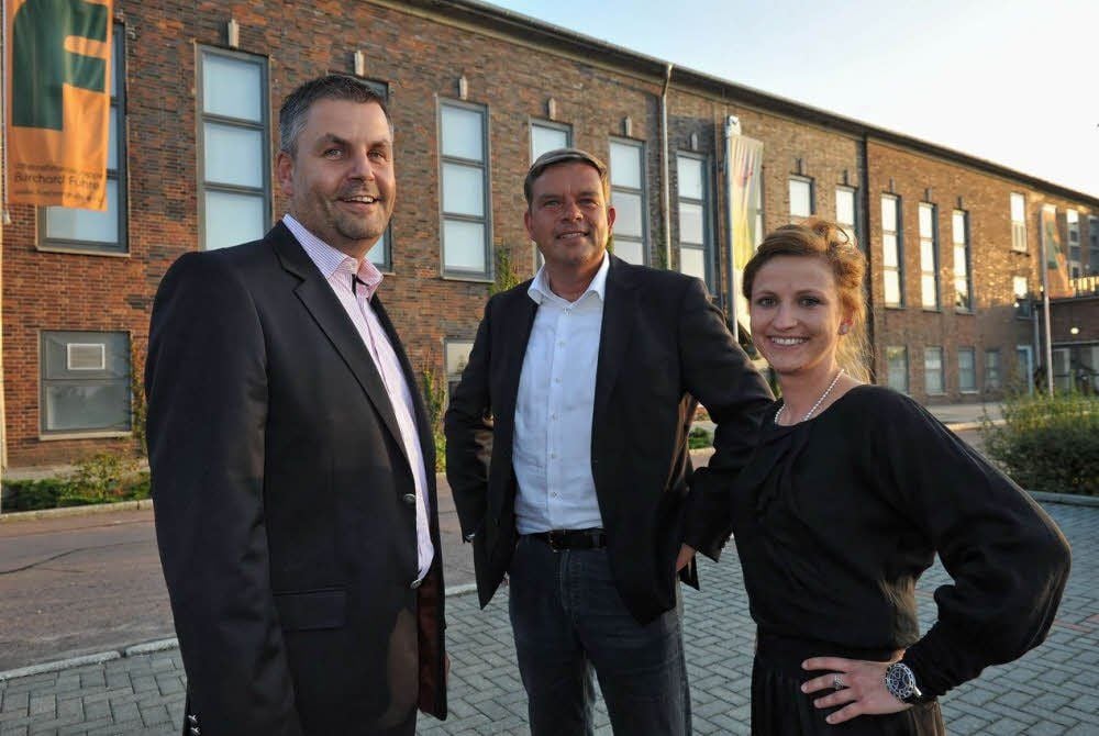 Jan Fritsche, Christian Soetje und Luisa Blabusch von der Führer-Gruppe vor dem Veranstaltungszentrum „Golfpark Dessau“.