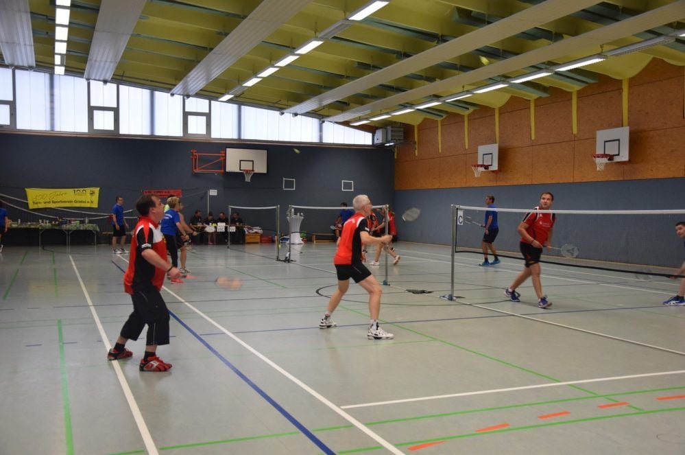 Das Badminton-Turnier wird auf mehreren Feldern gleichzeitig ausgetragen.