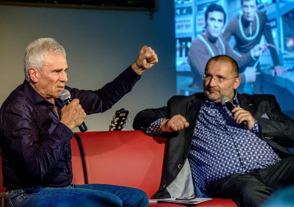 Gojko Mitic und Andreas Kurtz im kurzweiligen Gespräch auf der Couch.