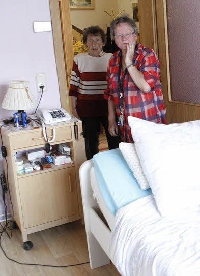 Ilse Lehm kann es nicht fassen, der Fußboden ihrer Wohnung ist kaputt.