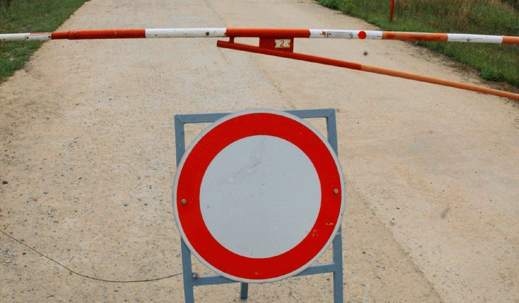 Ein Sperrschild steht vor der Zufahrt zu einem Militärübungsplatz.