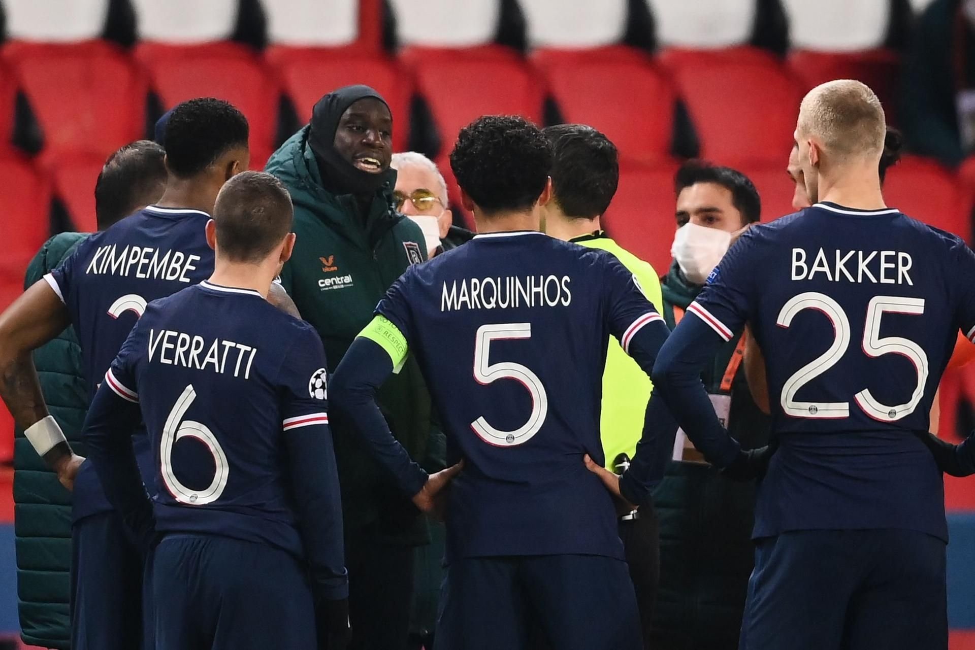 Der bei Basaksehir spielende französischen Stürmer Demba Ba diskutiert mit einem Schiedsrichter, nachdem es bei dem Champions League-Spiel gegen PSG Saint Germain in Paris einen rassistischen Vorfall gegeben haben soll.