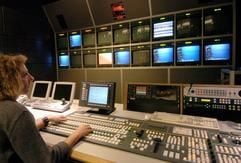In einem Bild-Schneideraum der Hochschule für Film und Fernsehen "Konrad Wolf" im Medienpark Potsdam-Babelsberg arbeitet am 24.02.2004 ein Student. Die traditionsreiche Bildungseinrichtung begeht in diesem Jahr ihr 50-jähriges Bestehen. Seit 1982 trägt sie den Namen des 1982 gestorbenen DEFA-Regisseurs Konrad Wolf ("Ich war Neunzehn"). Heute bilden etwa 80 Lehrkräfte in zehn Sparten von Kamera bis Schauspiel aus. Auf 80 bis 100 Studienplätze in jedem Semester kommen bis zu 1.300 Bewerbungen aus dem gesamten Bundesgebiet und dem Ausland. (Foto: dpa)
