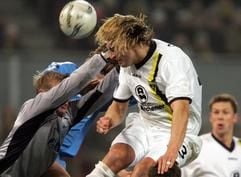Alemannia Aachen - Zenit St. Petersburg am Donnerstag (02.12.2004) im RheinEnergieStadion in Köln. Der Aachener Stefan Blank (r) und der Petersburger Torhüter Viachrslav Malafeev versuchen an den Ball zu kommen. (Foto: dpa)