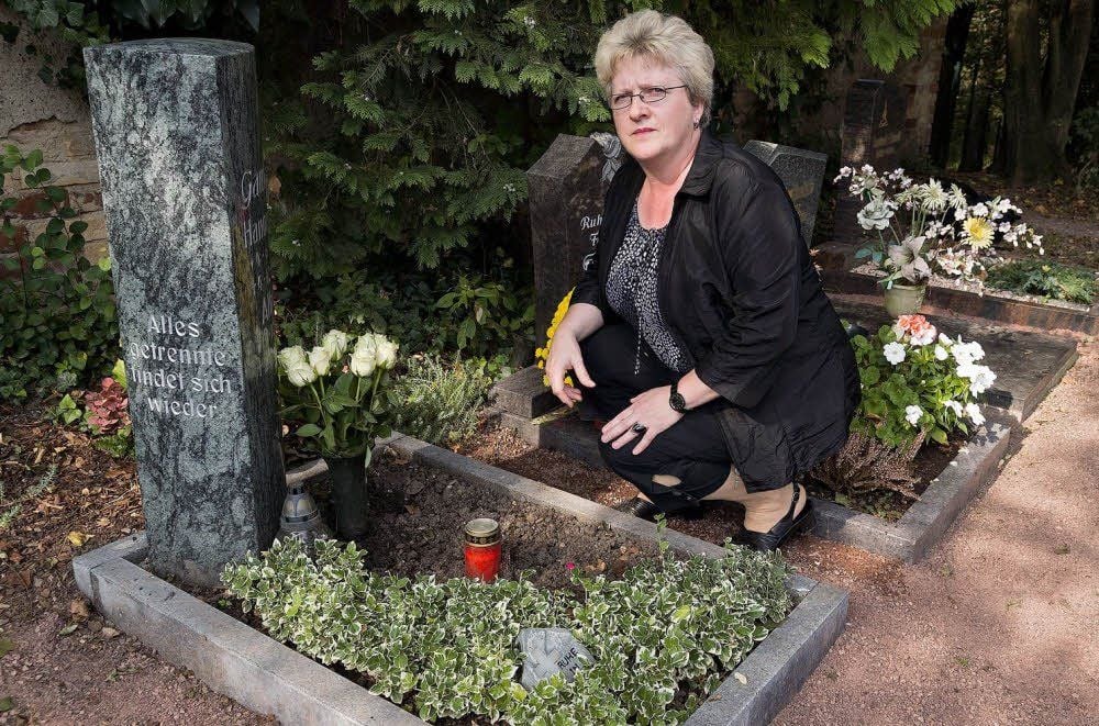 Beate Seyfarth hat die leere Stelle auf dem Grab noch nicht wieder bepflanzt. Sie ist wütend auf die Diebe.