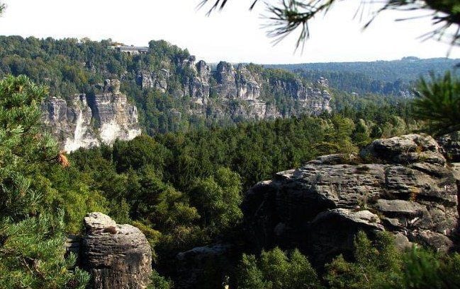 Blick auf eine Felsenformation des Elbsandsteingebirges in der Sächsischen Schweiz.