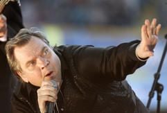 Meat Loaf singt bei seinem Auftritt in der Commerzbank-Arena in Frankfurt. (Foto: dpa)