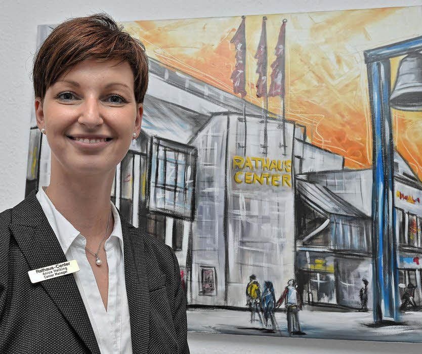Center-Managerin Anica Helbing mag dieses Gemälde, das ihren Arbeitsplatz zeigt und in ihrem Arbeitszimmer hängt.