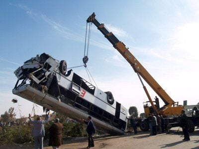 Das Wrack des Busses wird mit einem Kran geborgen. 51 Menschen kamen bei dem Unfall ums Leben. (FOTO: DPA)