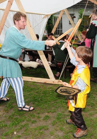 Sebastian Weiß und Sohn Ludvig aus Leipzig an den Holzschwertern