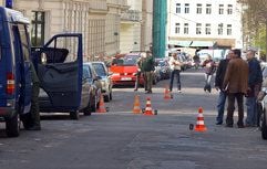 Einsatzkräfte der Polizei in Halle/Saale am Tatort der Schießerei, der weiträumig abgesperrt wurde. (MZ-Foto: Jan Möbius)