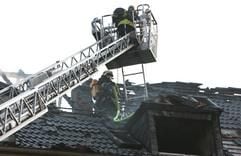 Feuerwehrleute löschen am Sonntag einen Wohnhausbrand in Mülheim an der Ruhr (Foto: dpa)
