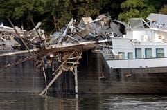 Der niederländische Gastanker «Charlotte» liegt am Sonntag (25.07.2004) zerstört auf dem Rhein-Herne-Kanal bei Essen. Auf dem Schiff hat es eine Explosion gegeben. Ein Mensch starb, wahrscheinlich der Schiffsführer. Ein weiteres Besatzungsmitglied wurde verletzt. Aus ungeklärter Ursache waren zwei der zehn Tanks explodiert. Nach anderthalb Stunden hatte die Feuerwehr den Brand unter Kontrolle. Auch im nahen Oberhausen gingen noch Fensterscheiben zu Bruch. Das Schiff hatte am Samstag im Essener Stadthafen seine Fracht gelöscht und anschließend unweit des Hafens geankert. (Foto: dpa)