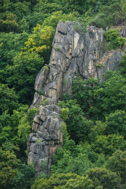 Der 21-jährige Kletterer aus Magdeburg stürzte am Bergfreundeturm, einem Felsvorsprung unterhalb des Theaterfelsens, ab.