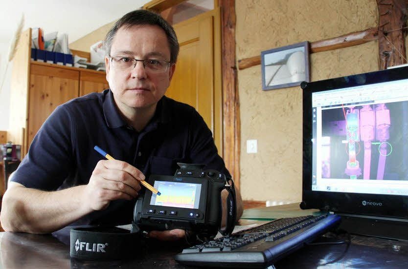 Frank Zahorszki wertet thermografische Bilder von Windkraftanlagen aus.