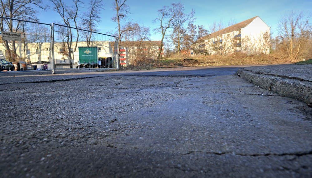 Die Fahrbahn in der Ernst-Borsbach-Straße hat sich abgesenkt.