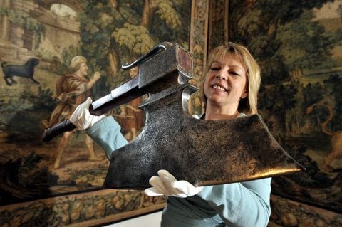 Restauratorin Petra Selbmann zeigt das Beil, das dem halleschen Stadtmuseum gehört. (FOTO: THOMAS MEINICKE)