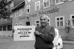 Der Vorsitzende der Gruppe 47, Hans Werner Richter, steht im Oktober 1967 vor der Pulvermühle in Waischfeld/Oberfranken, wo sich die Schriftsteller trafen. (Foto: dpa)
