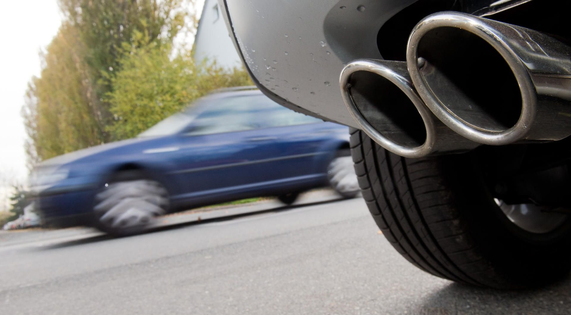 Auspuff eines Skodas mit einem TDI Dieselmotor. Sollen Diesel-Autos aus der Stadt heraus?