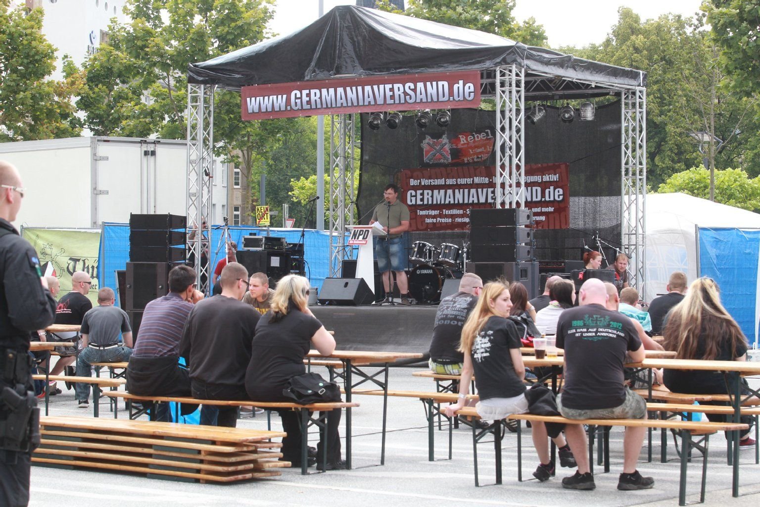 Teilnehmer der Veranstaltung Rock für Deutschland sitzen am 05.07.2014 in Gera (Thüringen) auf dem Veranstaltungsplatz.