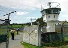 Stacheldraht und ein Grenzturm am einstigen «Todesstreifen» sind Bestandteile des Museums zur Geschichte der deutschen Teilung in Mödlareuth an der Grenze zwischen Thüringen und Bayern. Von 1966 bis zum Fall der Mauer im Herbst 1989 war das kleine Dorf durch eine 700 Meter lange Betonsperrmauer geteilt. Rund 100 Meter des Grenzbauwerkes sind heute noch im erhalten. (Foto: dpa)