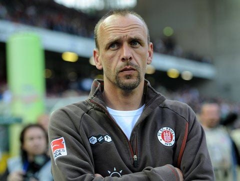 Bundesliga 32. Spieltag: 1. FC Kaiserslautern - FC St. Pauli im Fritz-Walter-Stadion in Kaiserslautern. Holger Stanislawski, Trainer von St. Pauli, im Stadion. (FOTO: DPA)