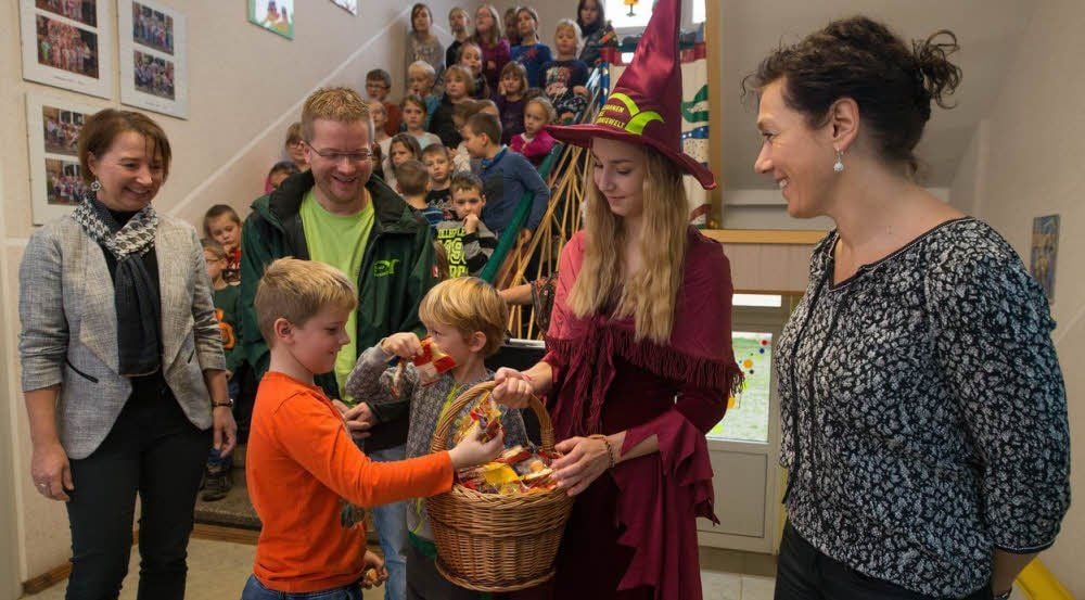 Neben dem Geldbetrag schenkten die „Seilbahner“ den Kindern auch 6 666 Gummibärchen.