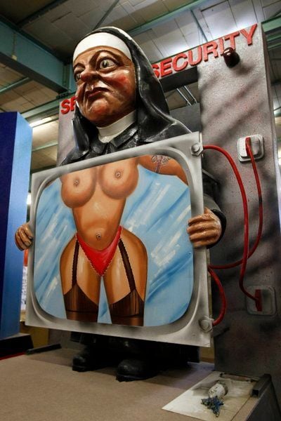 Der Wagen des Mainzer Carnevalsverein MCV, der zum Thema «Nacktscanner» eine nackte Ordensfrau zeigt. (FOTO: DDP)