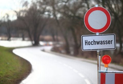 Verkehrsschilder weisen am 07.02.2013 auf das Hochwasser der Ehle an der Schweinebrücke in Biederitz (Sachsen-Anhalt) hin. (FOTO: DPA)