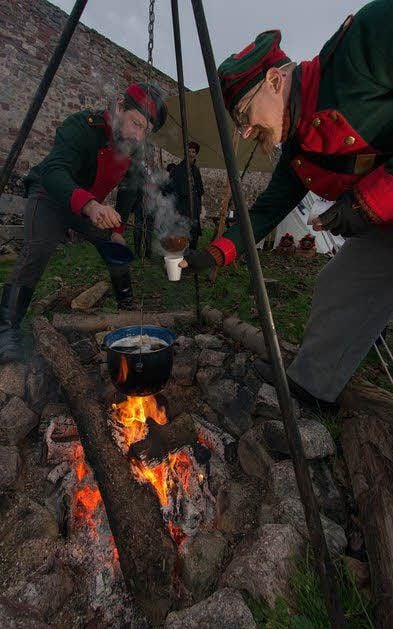 Matthias Fuhrich und Jörg Molte (r.) von der Interessengemeinschaft Artillerie 1810 Sachsen schenken weißen Glühwein aus, denn im Freistaat wird seit jeher fast ausschließlich Weißwein erzeugt.