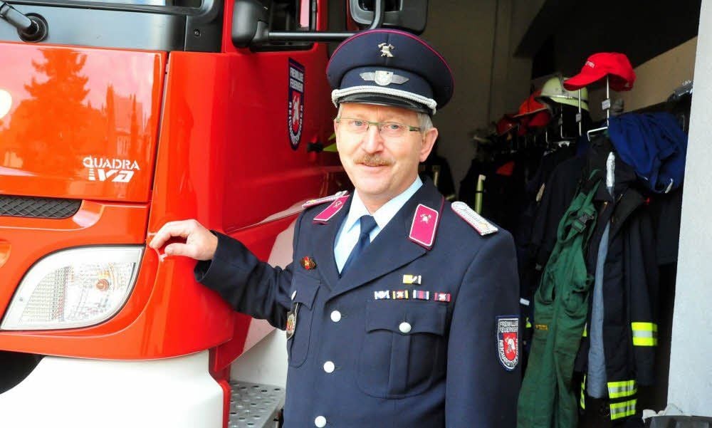 Hartmut Franke vor dem Löschfahrzeug im Reichardtswerbener Gerätehaus.