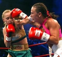 Die deutsche Boxerin Regina Halmich (l) kämpft am Samstag (16.04.2005) gegen die US-Amerikanerin Hollie Dunaway in Magdeburg um den Weltmeisterschaftstitel der Frauen im Fliegengewicht nach Version der WIBF. Die 28 Jahre alte Karlsruherin vom Universum-Boxstall bezwang vor 4.000 Zuschauern in der Bördelandhalle Hollie Dunaway einstimmig nach Punkten. Regina Halmich feierte damit ihren 47. Sieg in 49 Profi-Kämpfen und baute ihre Erfolgsserie auf 38 WM-Kämpfe ohne Niederlage aus. Sie ist seit Juni 1995 Weltmeisterin. (Foto: dpa)