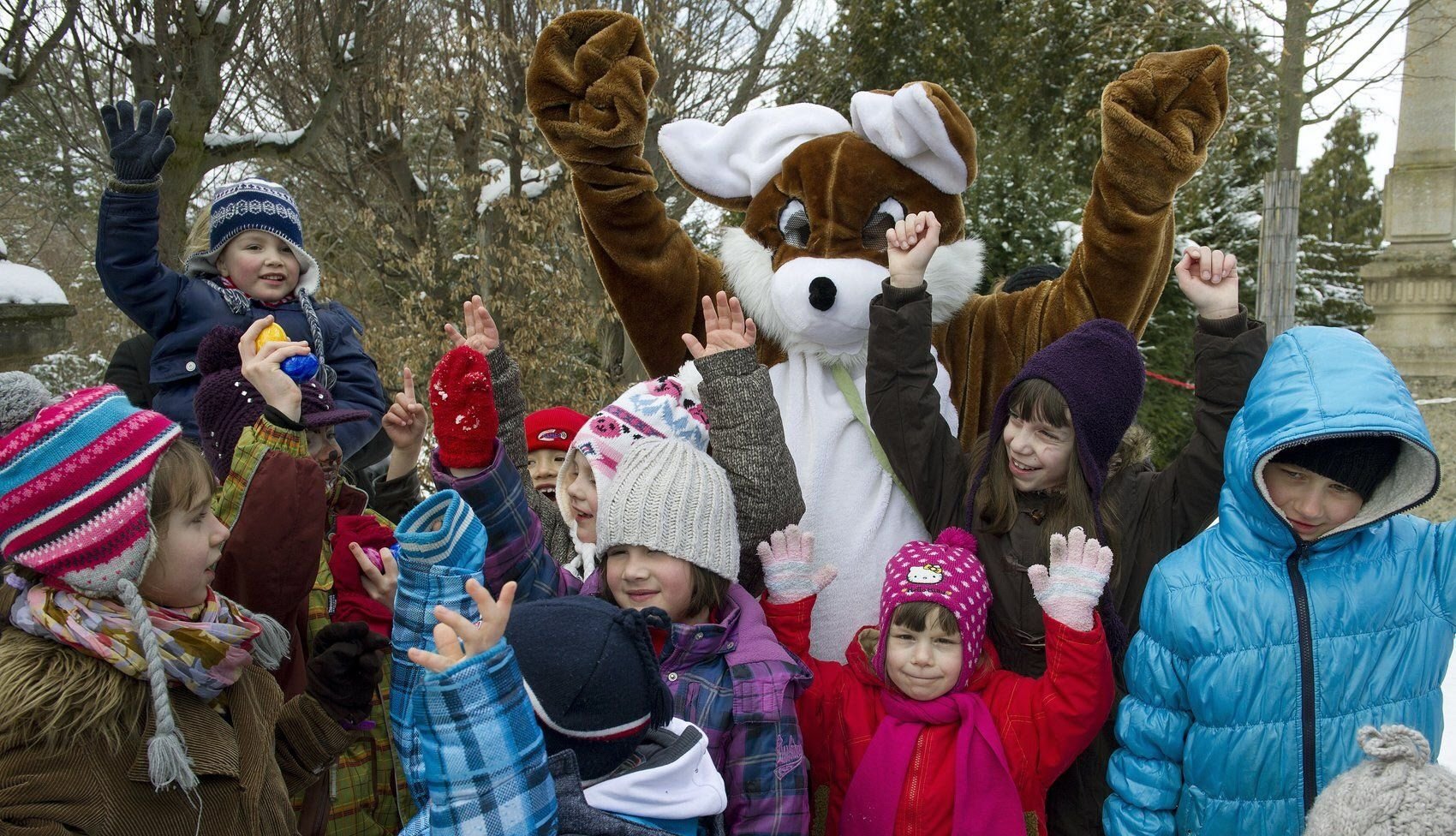 Freude herrschte vor allem, als der riesige Osterhase auf der Roseburg zum Sammeln der Eier einlud.