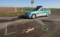 Ein Polizeiauto fährt am Montag (12.03.2007) am Ortseingang von Welsleben (Landkreis Schönebeck) an der Stelle vorbei, an der am Morgen ein 43-jähriger Mann erst einer 42-jährigen Frau und dann sich selbst in den Kopf geschossen hatte. (Foto: dpa)