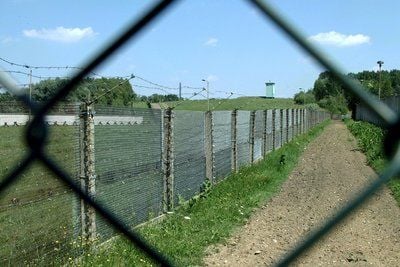 Blick durch einen Zaun auf einen Teil des so genannten Todesstreifen der ehemaligen Grenze zur DDR. (FOTO: DDP)