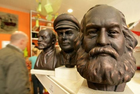 Büsten von Karl Marx (v.r.), Ernst Thälmann und Lenin werden im «Ostprodukte-Versand» in Tangermünde zum Kauf angebote. (FOTO: DPA/ARCHIV)