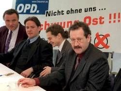 Auf einer Pressekonferenz am Freitag in Halle/Saale nennt der Landesvorsitzende der "Oppositionspartei Deutschlands - Ostpartei" (OPD), Horst Heickrodt (r.), die Ziele der Partei, die bei den Landtagswahlen in Sachsen-Anhalt 2002 antreten will. Der selbständige Cateringbetreiber aus Gommern war am Abend zuvor zum Landesvorsitzenden der OPD gewählt worden. Weiter v.r.n.l.: Landesvorstandsmitglied Matthias Kranz, Parteivorsitzender Toni Aigner und Landesvorstandsmitglied Lutz Müller.