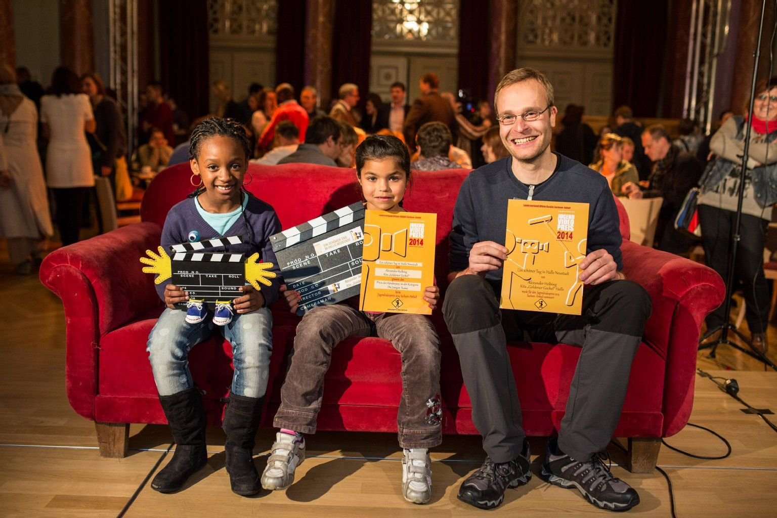 Freuen sich über den Preis: Rachel und Salina vom Filmteam der Kita "Goldener Gockel" aus Halle und ihr fachlicher Mentor Alexander Helbing vom "Trickfilmmobil"