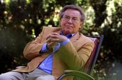 Der Sänger Peter Schreier in seinem Garten in Dresden-Loschwitz. Der 1935 in Meißen geborene Tenor und Dirigent feiert am 29. Juli 2005 seinen 70. Geburtstag. (Foto: dpa)