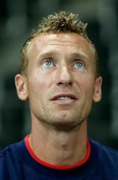 Patrik Kühnen blickt im September 2002 beim Training in der Karlsruher Europahalle nach oben. (Foto: dpa)