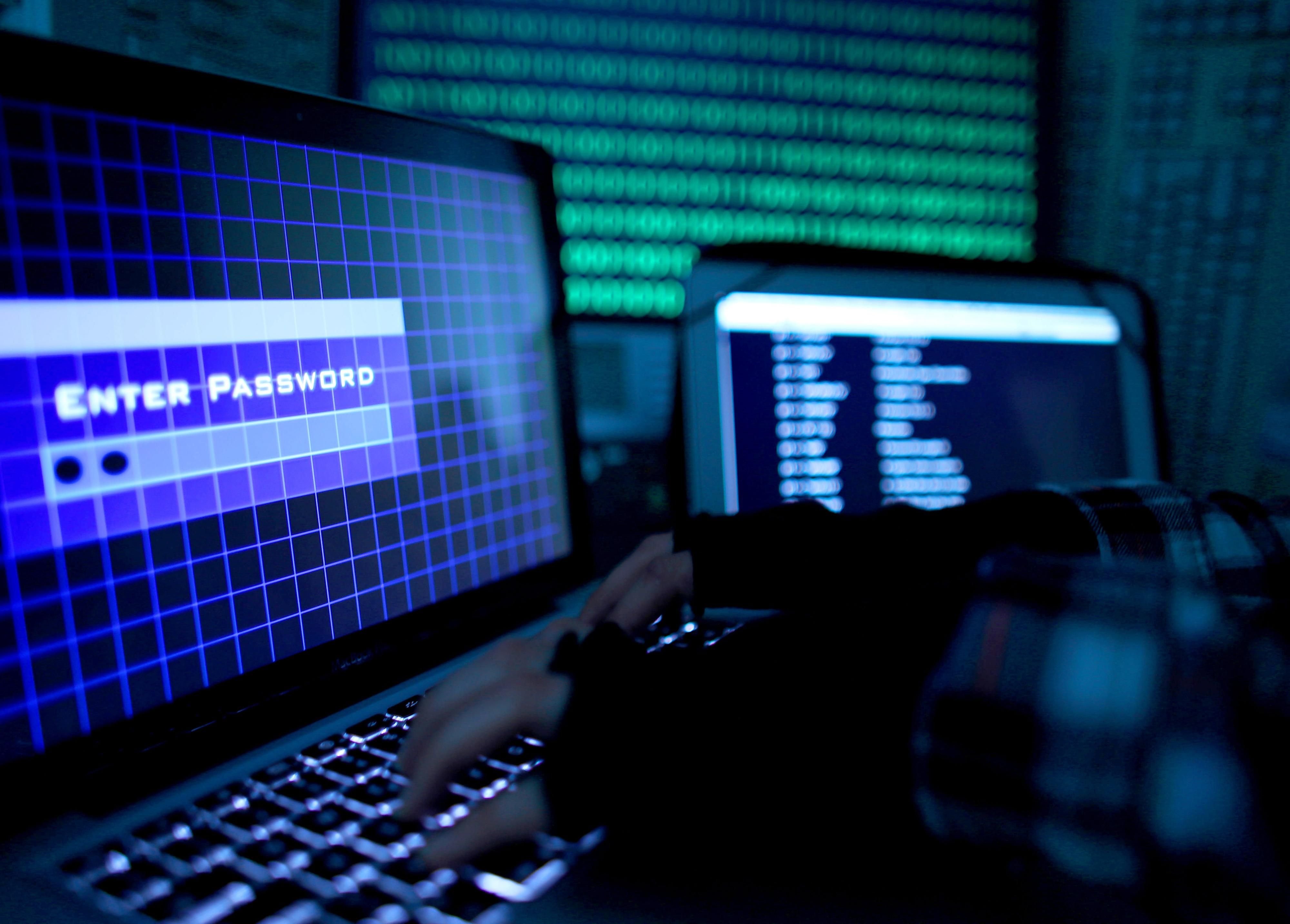 Ein Hacker am Computer