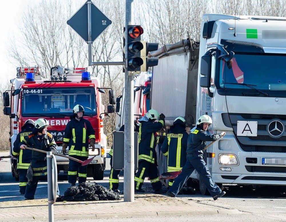 Die Feuerwehr musste am Dienstag in Merseburg Klärschlamm von der Bundesstraße 181 räumen.