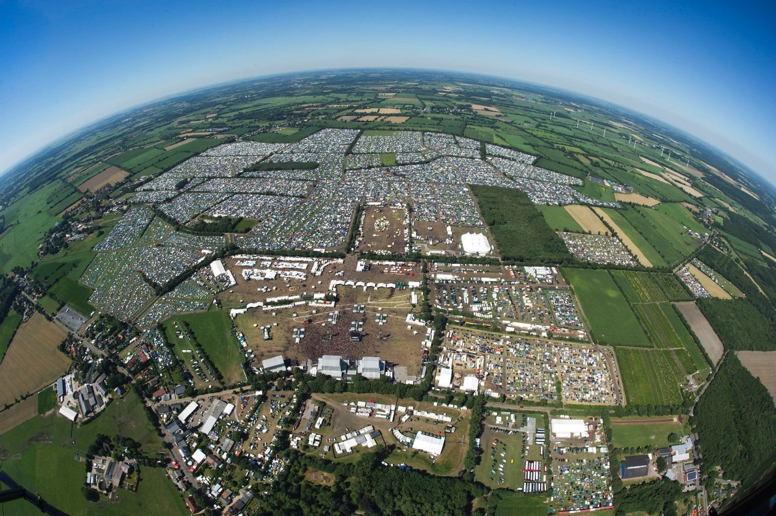 Luftbildaufnahme vom Gelände des Metal-Festival Wacken Open Air 2013