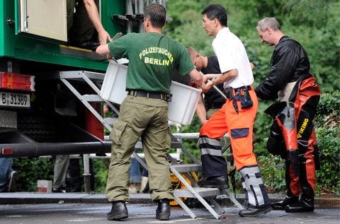 Suche nach Baby im Steglitzer Stadtpark bleibt ohne Erfolg. Einsatzkraefte der Polizeitaucher brechen die erfolglose Suche nach einem Baby ab. (FOTO: DDP)