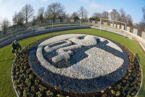 Die Sonne scheint über der Baustelle für das sogenannte Schalker FanFeld in Gelsenkirchen (Nordrhein-Westfalen). In Sichtweite der Arena entsteht ein Friedhof für Schalke-Fans in Form eines Stadions, er wird am 7.12. eröffnet werden. (FOTO: DPA/ARCHIV)