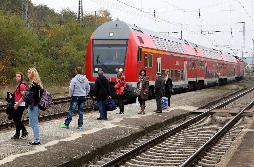Ein Personenzug rollt in Jessens Bahnhof ein. Dieser Anblick wird heute und in den nächsten Streiktagen wohl Seltenheitswert haben.