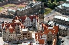 Luftaufnahme des Dresdner Residenzschlosses. Im ersten Stock befindet sich das so genannte Neue Grüne Gewölbe. (Foto: dpa)