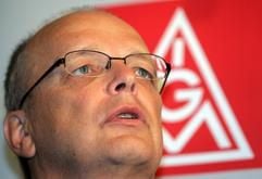 IG Metall-Bezirksleiter Hartmut Meine spricht in Langenhagen bei Hannover vor Journalisten. (Archivfoto: dpa)