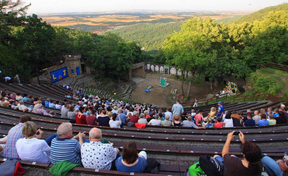 Das Vorbild eines griechischen Amphitheaters ist unverkennbar. Die 19 Bankreihen bieten allen Besuchern gute Sicht und beste Akustik.